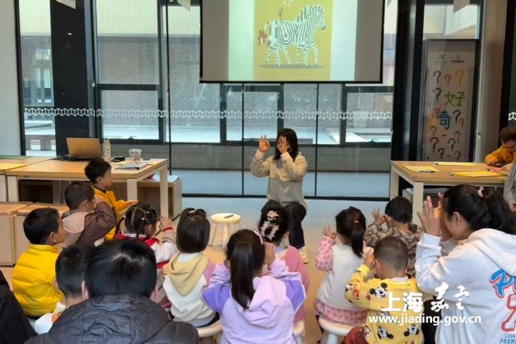 周末故事会《斑马出去玩儿》